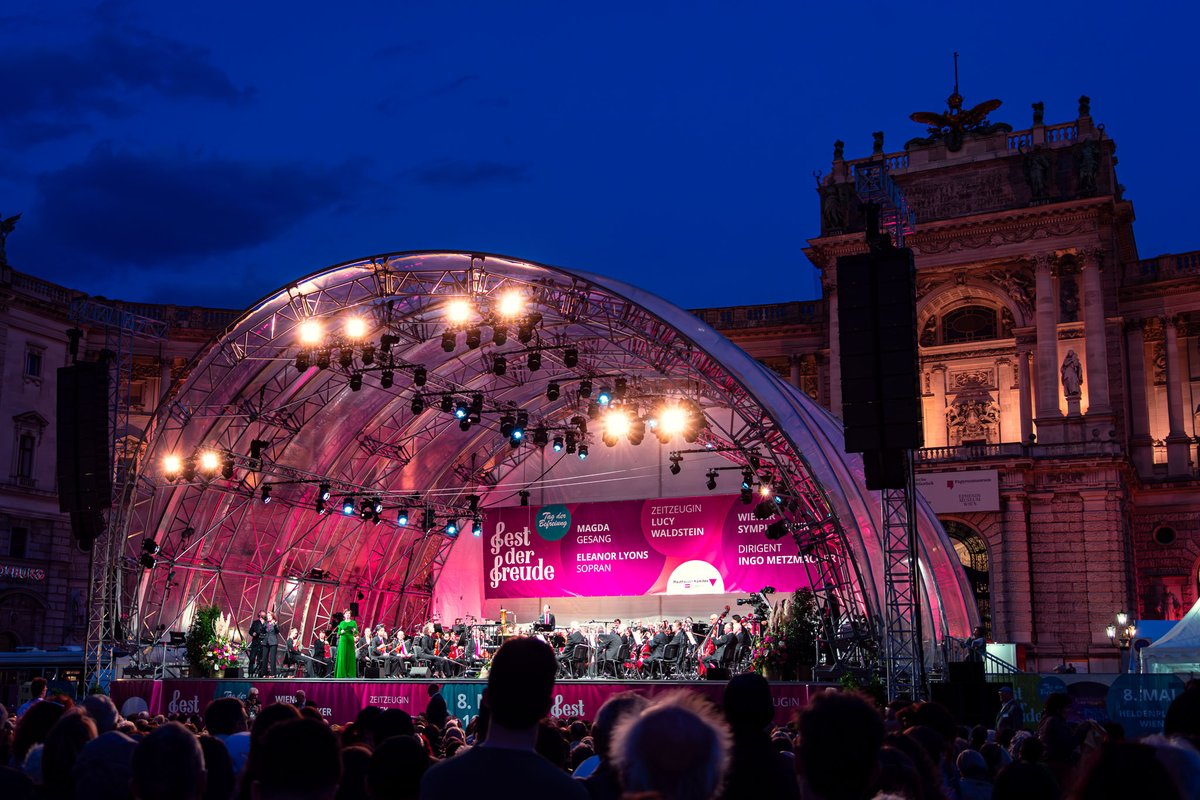 SONG_Vienna's tweet photo. 昨晚，维也纳在英雄广场（Heldenplatz）举办了标志性的“欢乐庆典”音乐会（Fest der Freude）。由维也纳交响乐团演出，以纪念欧洲反法西斯战争胜利纪念日，这也是维也纳艺术节（Wiener Festwochen）的重点活动。 https://t.co/cBiESijapo