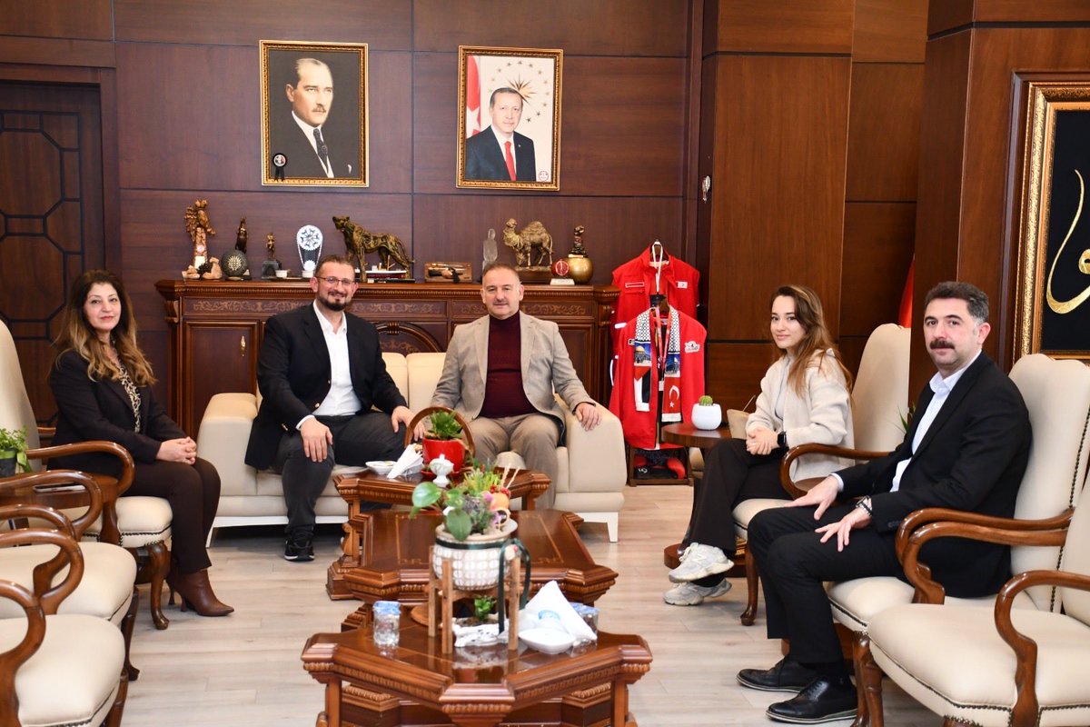 hrumedya's tweet photo. Rektörümüz Prof. Dr. Mehmet Tahir Güllüoğlu’nu, FLO İnsan Kaynakları ve Endüstri İlişkileri Grup Müdürü Halil Öncel, Tasarım Merkezi ve Mükemmeliyet Operasyon Müdürü Mahmut Uslusoy ile Tasarım Merkezi Yöneticisi Büşra Erkömek Ateş ziyaret etti.

Ziyarette, üniversite-sektör iş birliğinin güçlendirilmesine yönelik kapsamlı ve verimli görüşmeler gerçekleştirildi. Öğrencilerimizin akademik ve sosyal gelişimlerine katkı sunan “Paylaşan Eller Grubu” ve “Genç Mağaza” projeleri hakkında detaylı bilgilendirmeler yapıldı.

Görüşmede ayrıca HÜGEV Vakfı Paylaşan Eller Grup Başkanı Öğr. Gör. Nesrin Güllüoğlu da hazır bulundu.

Yeni Ar-Ge ve Ür-Ge çalışmaları kapsamında sektörde hayata geçirilebilecek projeler üzerine fikir alışverişinde bulunuldu.

Öğrencilerimizin ihtiyaçlarına yönelik sağlanan desteklerle öne çıkan FLO’nun katkıları, üniversite-sektör iş birliğinin sürdürülebilir ve güçlü yapısının önemli bir göstergesi olarak değerlendirilmektedir.

Harran Üniversitesi Geliştirme Vakfı Paylaşan Eller Grup Başkanı Nesrin Güllüoğlu, Genç Mağaza projesine ilişkin detaylı bilgilendirme yaparak, projeye verdikleri destekten dolayı öğrenciler adına teşekkür etti.

Nazik ziyaretleri ve değerli katkıları için kendilerine teşekkür ederiz.
@mtahirgulluoglu @FloSanliurfa
