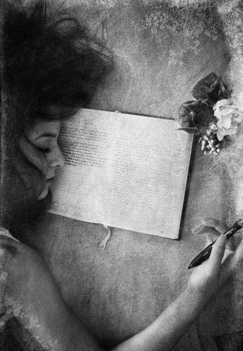 Johannae_ra's tweet photo. Pienso para hallar la rima
y regresar a este espacio
mientras respiro despacio
por si el corazón se anima.
La inspiración legitima
lo que aquí pueda escribir.
Siento mi verso latir
y en medio de este reverso,
añoro aquel universo
que me enseñó a descubrir.
#BuenosDías
#DeVuelta https://t.co/3WPknf3Ofu