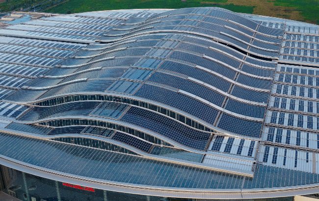 XuLi52940770's tweet photo. Découvrez la gare de Xiong'an, la plus grande gare à grande vitesse d'Asie ! D’une superficie impressionnantede 475 200 m², l’équivalent de 66 terrains de football, elle s’étend sur 5 niveaux, compte 13 quais et 23 voies.
#ArchitectureDurable #ÉnergieVerte#Innovation https://t.co/xcm7FFYchX