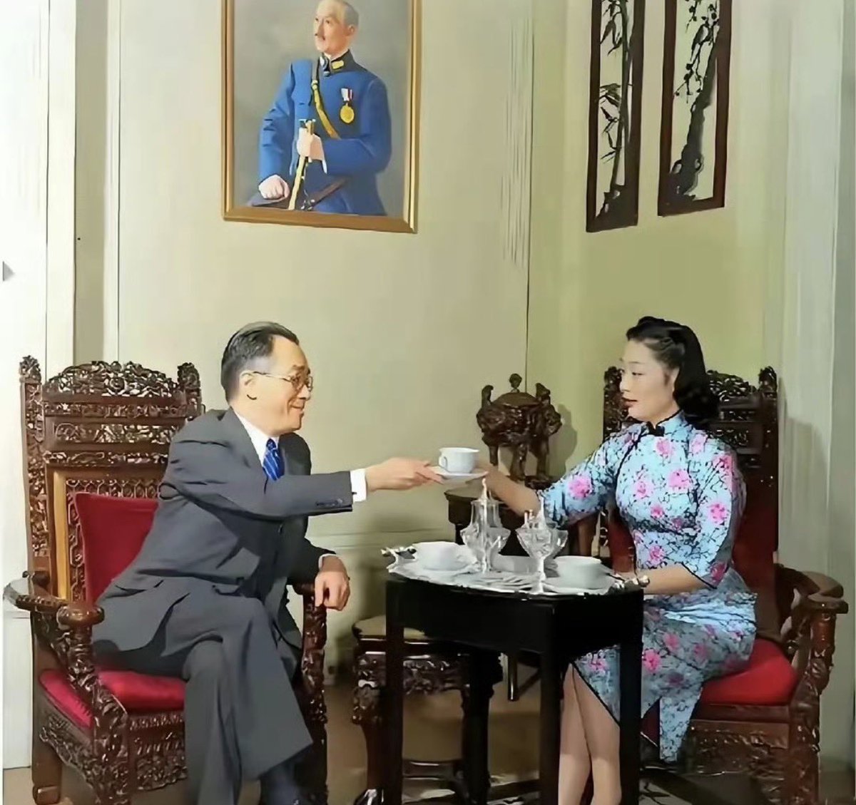 1941 年 胡适在美国与秘书游教文的妻子演员张太真喝下午茶。 1939 年，胡适是在驻美使馆给他们二人做的证婚。 深得胡适信任， 1957年 ...