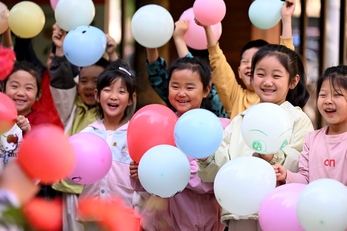 FlyOverChina's tweet photo. Look at these smiling faces!😊😊

May 8 marks World Smile Day, and children across China celebrated with various fun activities.

Why not join them and share a smile?

#WorldSmileDay #children #FlyOverChina https://t.co/DGVrklBKHT