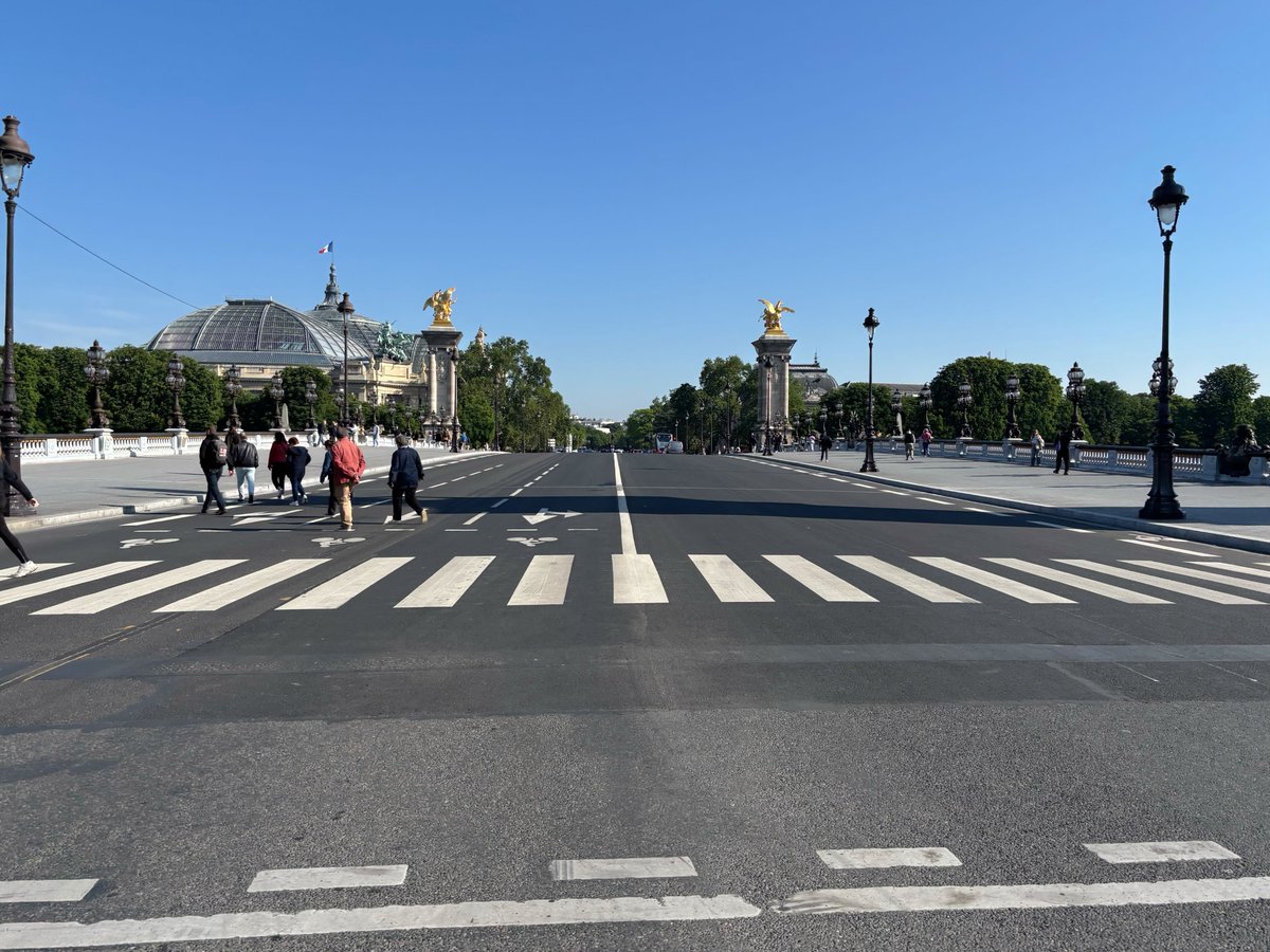 ParisEnSelle's tweet photo. La rénovation du pont Alexandre III est terminée. Enorme désillusion pour les 🚴‍♂️🚴‍♀️ : minuscule bande cyclable dans le caniveau, sans protection, et 6 voies conservées pour les motorisés…

Comment est-ce possible @egregoire ? Pas à la hauteur d’une ville qui se veut cyclable 👎 https://t.co/GW4KClk4KX