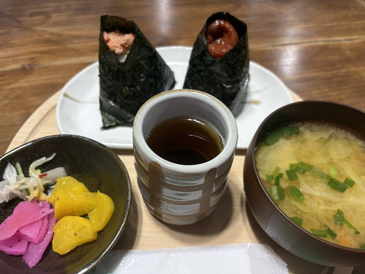 dkk555's tweet photo. 新茶🍵を買いに「とろりん茶房 香茶喜縁」さんに…ついでに🍧と🍙😁
今日から販売の「新茶氷🍧」は大人の味でした…途中でトッピングの小豆を追加😅
🍙も具沢山で美味しい😋
7️⃣0️⃣
#とろりん茶房
#かき氷
#つくば市
#新茶 https://t.co/xnZQeX1QR0