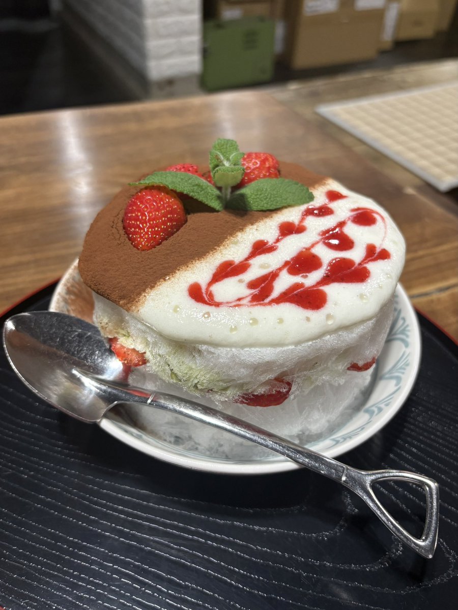 dkk555's tweet photo. 新茶🍵を買いに「とろりん茶房 香茶喜縁」さんに…ついでに🍧と🍙😁
今日から販売の「新茶氷🍧」は大人の味でした…途中でトッピングの小豆を追加😅
🍙も具沢山で美味しい😋
7️⃣0️⃣
#とろりん茶房
#かき氷
#つくば市
#新茶 https://t.co/xnZQeX1QR0