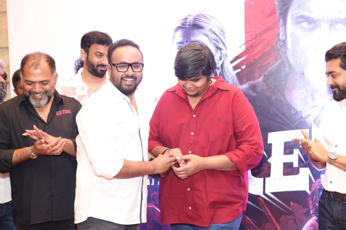 kayaldevaraj's tweet photo. At the #Retro Thanks giving meet, Distributor Sakthivelan of Sakthi Film Factory honoured the Hero, producers, and technicians with diamond rings and heartfelt gestures — a true tribute to the team behind the magic.

#TheOneWon #RetroRunningSuccessfully #LoveLaughterWar https://t.co/zE3fDWbfuV