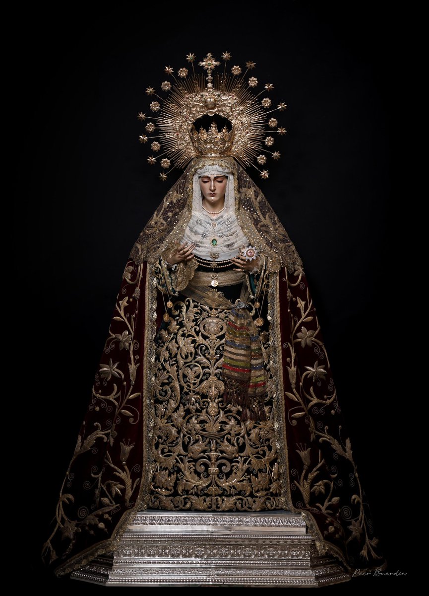 JoaquinGomezSev's tweet photo. María Santísima de las Angustias coronada, Reina y Madre de Alcalá del Río, vestida para el quinario al Stmo. Cristo de la Vera Cruz. Recrea la vestimenta la mítica foto de estudios Luna de principios del S. XX. Mayo 2026.

Emperatriz de la belleza, ruega por nosotros. https://t.co/pOFH0FoC7f