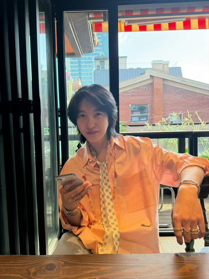 Renjun looks stunning in new shared photos.