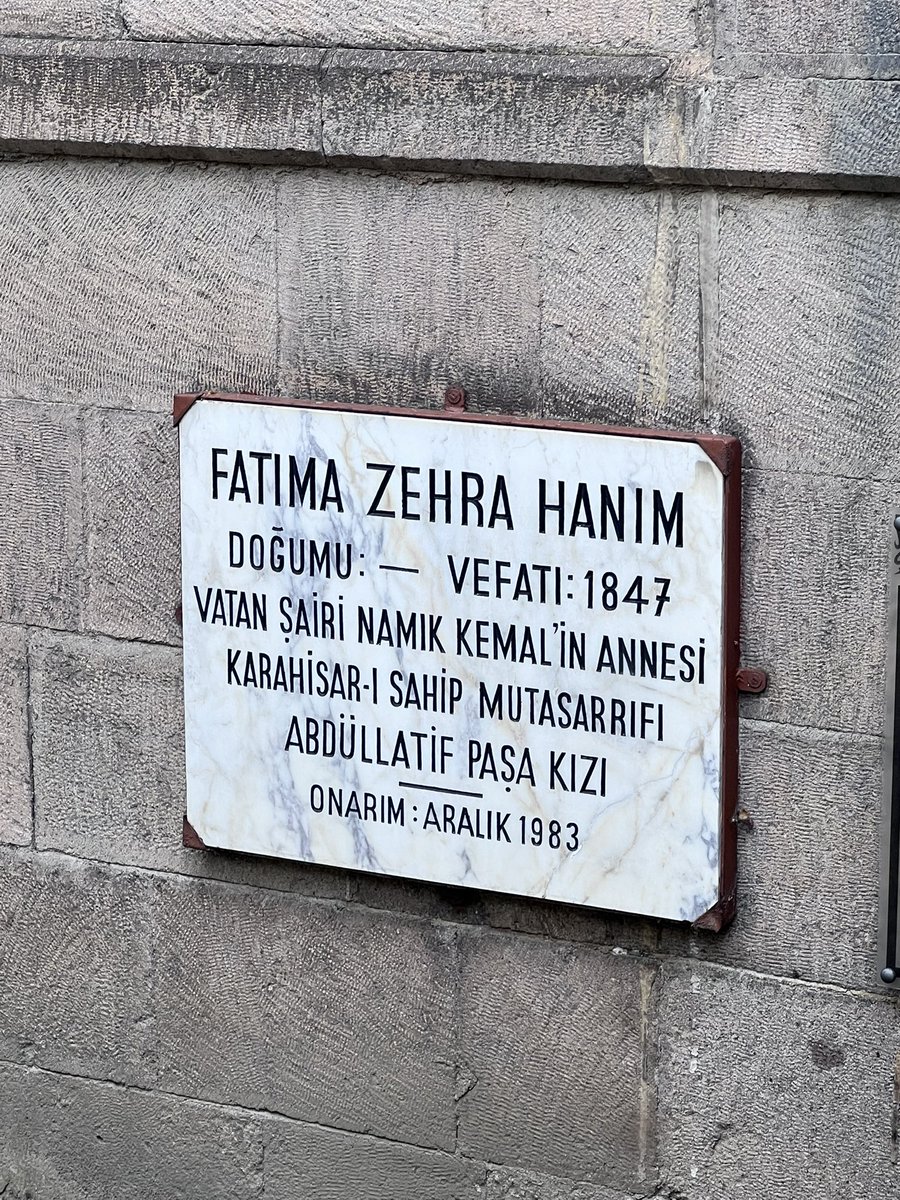 BirolBali's tweet photo. Vatan şairi Namık Kemal’in annesi Fatma Zehra hanım mezarı.
Afyonkarahisar Mevlevi camisinin bahçesinde.. https://t.co/RGSi7X7Va5