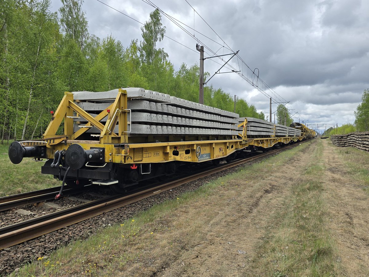 PiotrMalepszak's tweet photo. W rok od pomysłu do realnej roboty na gruncie. To lubię. Trwa rewitalizacja linii kolejowej nr 29 pomiędzy Tłuszczem i Ostrołęką (75 km) dla poprawy parametrów technicznych i zwiększenia przepustowości. W przyszłym roku pociągiem z Warszawy do Ostrołęki w 1h20, a do Łomży 1h50. https://t.co/CSAfQYwCjM