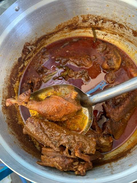 rilispitis's tweet photo. @arieparikesit @mbokberek_ @azfar_yusof Menu bebek (kami panggil itik) kurang meluas di Malaysia melainkan di beberapa negeri seperti Negeri Sembilan, Perak, dan Kelantan.

Masak lemak itik salai
Kerutuk itik serati https://t.co/AO7SlB7GYM