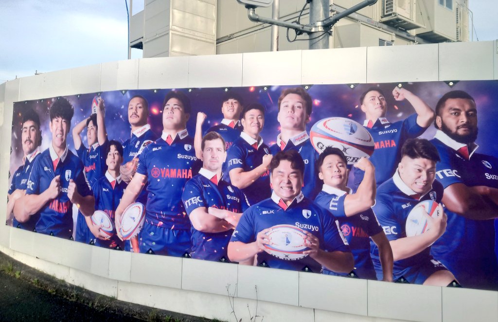 knyhuj's tweet photo. ヤマスタ近くにはってたこのラッピング、今のレヴズを引っ張ってる日野さんや大戸さんでは無く、今後のレヴズを引っぱっていくメンバー達が写ってて、来期以降へのメッセージに見えた!
ほんとに良い写真🗻🗻また12月!!
#ブルーレヴズ
#Revs https://t.co/cDbftEcnKc