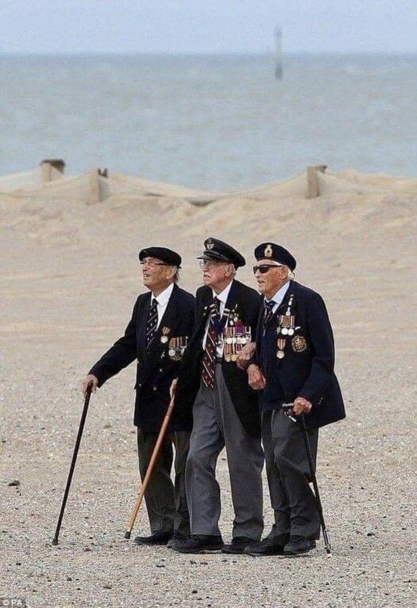tomassototo's tweet photo. @sanchezcastejon Los que desembarcaron en Normadía para acabar con los nazis, si vieran como está Europa ahora cambiarían de bando. https://t.co/zvCHneyc7h