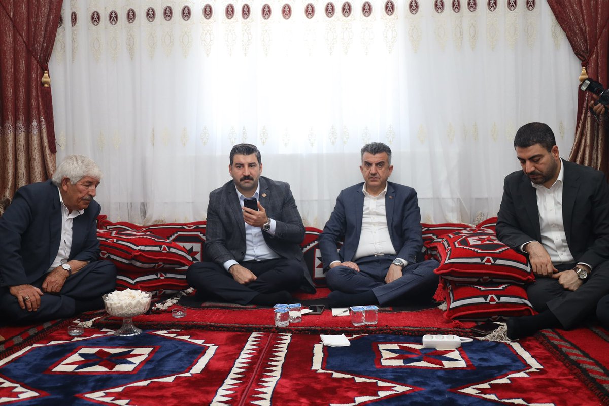 milhamigunbegi's tweet photo. Biz milletin partisi AK Parti’yiz.
Milletin ta kendisiyiz!

📍Karaköprü-Korukezen Kırsal Mahallesi

TBMM İdare Amirimiz, Orta Doğu Anadolu Bölgesi Genel İl Koordinatörü ve Milletvekilimiz @ibrahimeyyupogl, Karaköprü İlçe Başkanımız @avorhancelik, il-ilçe teşkilatımızla birlikte Karaköprü ilçemize bağlı Korukezen Kırsal Mahallemizde Mahalle Muhtarı Mehmet Çiftçi'nin ev sahipliğinde bölge muhtarlarımızla bir araya geldik. Demokrasimizin çekirdeği olan muhtarlarımızla mahallelerimizin talep ve sorunlarını dinledik, gönül sohbetlerine ortak olduk,Sayın Cumhurbaşkanımızın selamlarını ilettik, gönüller kazandık.

Cumhurbaşkanımız Sayın Recep Tayyip Erdoğan'ın güçlü liderliğinde şehrimizin ve hemşehrilerimizin güçlü yarınları için canla başla çalışmaya, gönüller kazanmaya devam ediyoruz.

#SevdamızŞanlıurfa 
@RTErdogan
@Akparti @abuyukgumus @mustafaelitas @Hayati_Yazici @efkanala @acarfaruka @hakanaksu058 @farukaytek