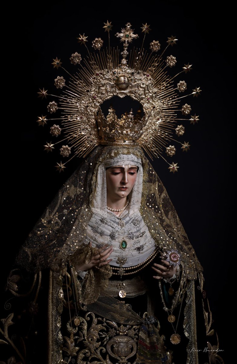 elllamadorcsr's tweet photo. La Virgen de las Angustias de Alcalá del Río @SoyDeLaVeraCruz -vestida por @JoaquinGomezSev - recreando la mítica foto del estudio Luna de principios del siglo XX. https://t.co/jd2JhjsenS