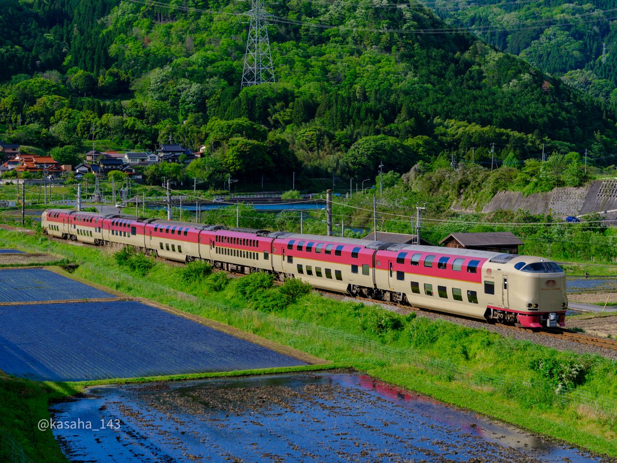 kasaha_143's tweet photo. GW最終日は1日フリーの許可が得られたので、伯備線へ。
嫁から「東京でも撮れるのになんでわざわざそんな遠くに行くの」という至極真っ当な指摘を受けながらも、サンライズ出雲92号を狙ってきました。
大山バックは残念な結果でしたが、他は五月晴れの下で無事捕獲。
2026-05-06 9012M 285系I4編成 https://t.co/Y9EUW0Bn22