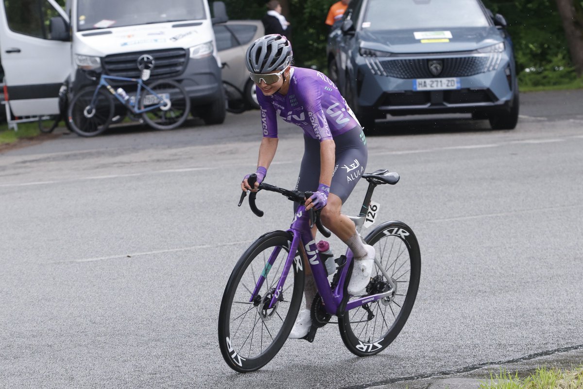 GreenEDGEcontiW's tweet photo. 🏁 FINISH 

What. A. Finale. 🤯

Sidney Swierenga fights her way to an impressive second place after the decisive final ascent of the Côte de Cadoudal. 

Huge ride from Sidney and an incredible collective effort from the entire team.

RESULT: 2⃣nd

🇫🇷 #GPMorbihanFemmes https://t.co/ncD6jx5VUO