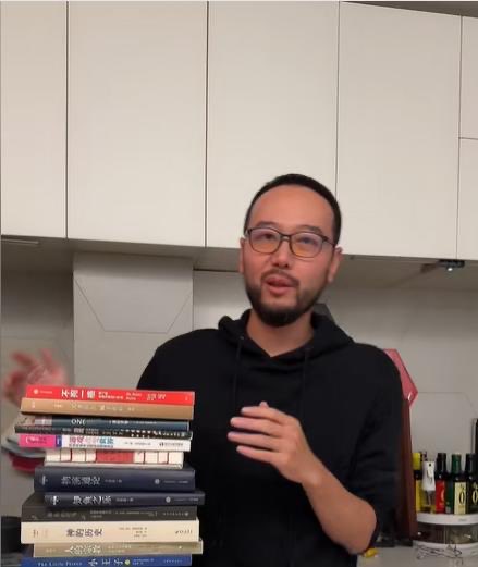 o78636761's tweet photo. “电商不死！国之难兴！ 对吗？”胡说老王在平台发布第一个作品
深耕实体10年，创办蚂蚁农场，悟空掌柜项目年营收超十位。17岁辍学闯荡，大学时代已手握500万，20岁创办工厂，目标为1个亿。
坐拥全网2000万+粉丝，带出10万付费学员，399元课程卖到2万份，是嘴皮子功夫还是真有实力，课程内容我放评论区了 https://t.co/zAZhmb8AKJ