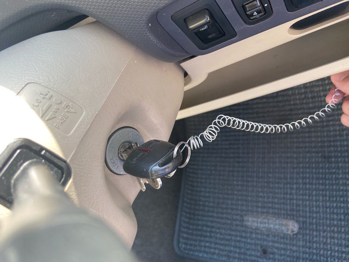 知り合い二人に中古で買ったキーレスリモコンの登録方法をレクチャーしてたんだけど、メーカーによる難易度の差が激しすぎて、途中で脳の血管がブチ切れそうになった話を聞いてください。🛠️

【ダイハツ車の友人Ａ】