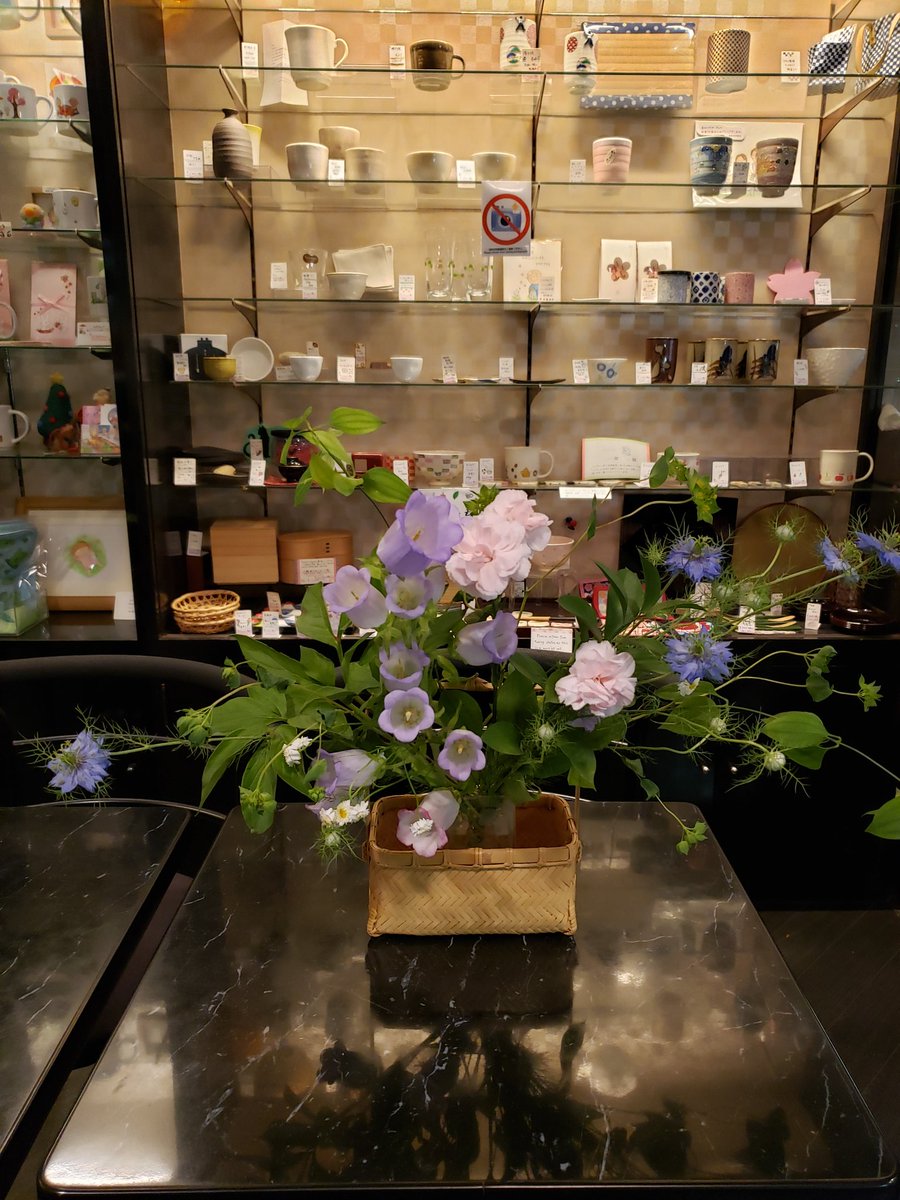 cha_tsutaya28's tweet photo. 抹茶フィナンシェ入荷しました

日本茶カフェでは山政小山園の
最上級抹茶茶寿の昔を美しい猪目茶碗でお楽しみいただけます
@inomechawan

お花も生けました

風鈴草·利休草·黒種草·和蘭撫子

母の日ギフトに抹茶も人気です🌹

　#高田馬場 #早稲田 #抹茶
　#高田馬場カフェ #茶のつたや
　#母の日 https://t.co/tnexHUFtob