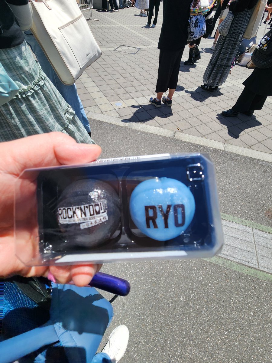 tery19's tweet photo. B&amp;ZAIの武道館、楽しかった

新曲、いい曲だ～🎵
詩がいい
まさに彼らのことを歌ってるよね。
思わず涙が出て、ロクドのマフラータオルで涙をぬぐった🥹

お餅も買えた
名前の方がホワイトチョコで黒いのがいちごクリームだった。いちごの方がより美味しかった😁👍

#BandZAI https://t.co/GIjqfJCKL9