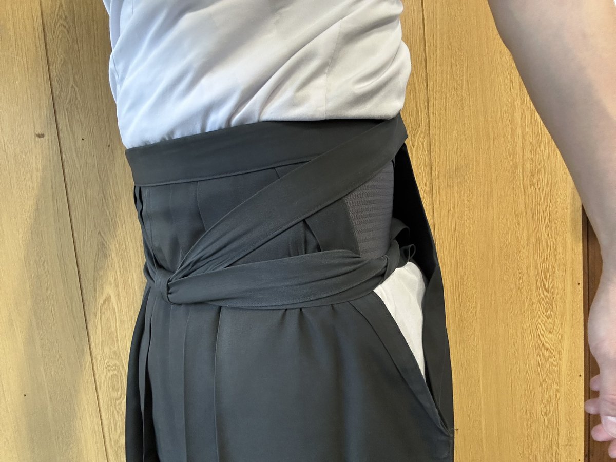 hal6318's tweet photo. 普段使ってるのより1センチくらい太いから袴の結び目がいつもより下がって不思議な感じ
でもよく滑って締めやすいしビタっと止まるから使用感は良い https://t.co/TLvOl1NwYl