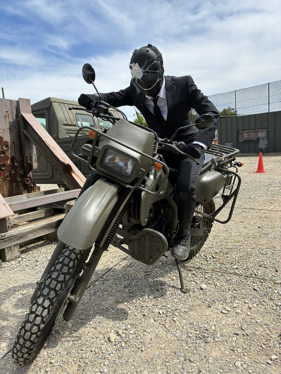 y_ganman4's tweet photo. #ブルアカファスガン
バイクに乗る黒服
意外に似合うのは何故だ https://t.co/v2vxOxeg4f