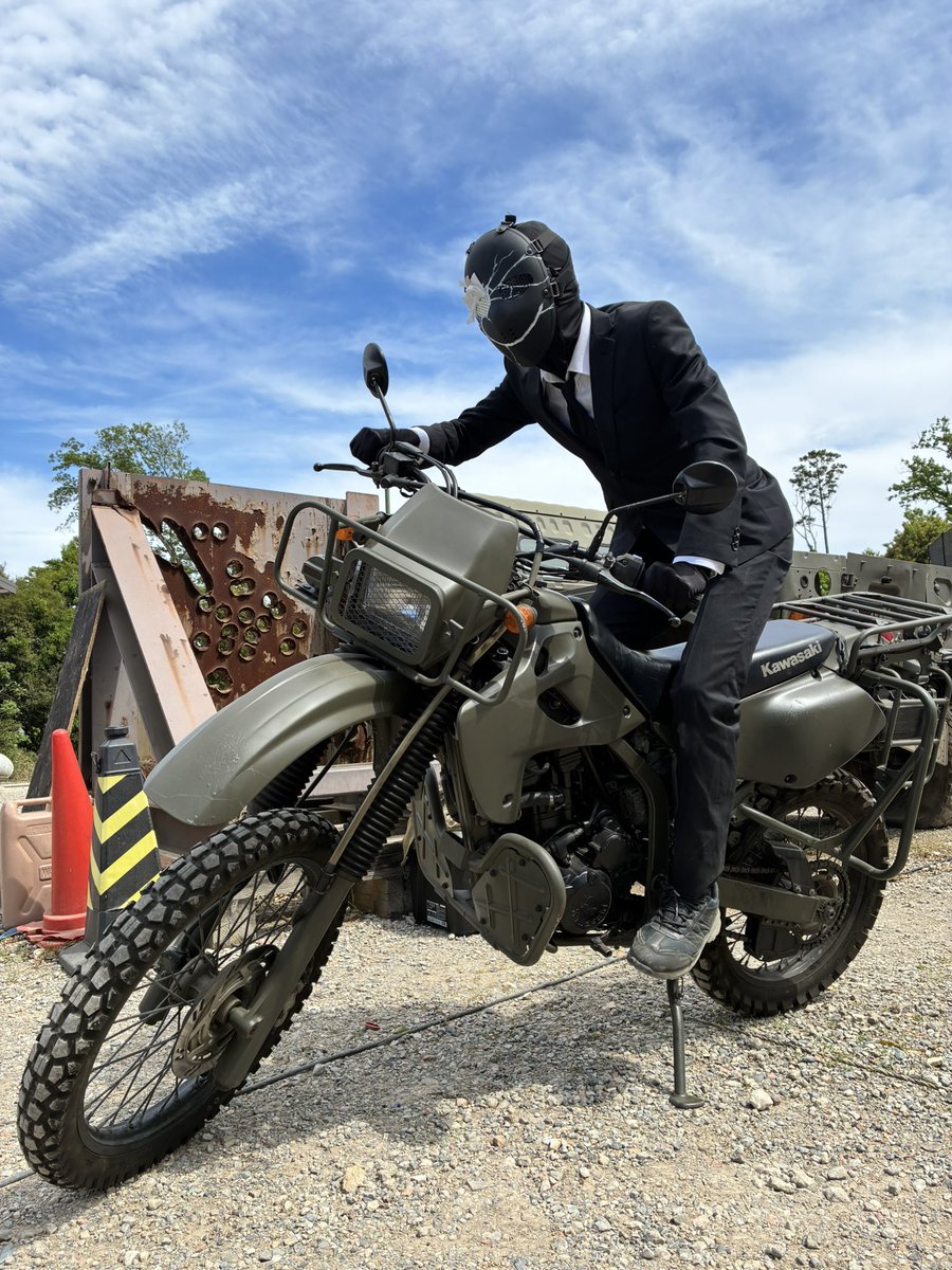y_ganman4's tweet photo. #ブルアカファスガン
バイクに乗る黒服
意外に似合うのは何故だ https://t.co/v2vxOxeg4f