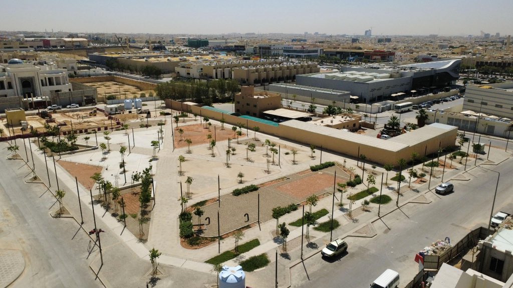 AddadRuh's tweet photo. صور تُظهر أعمال تشجير عدد من الحدائق في حي النخيل، سابع الأحياء السكنية ضمن مشروع تشجير الأحياء في برنامج الرياض الخضراء، حيث شمل حي النخيل إنشاء 17 حديقة، مع استهداف زراعة 50 ألف شجرة وشجيرة. https://t.co/oPdcLEXrJX