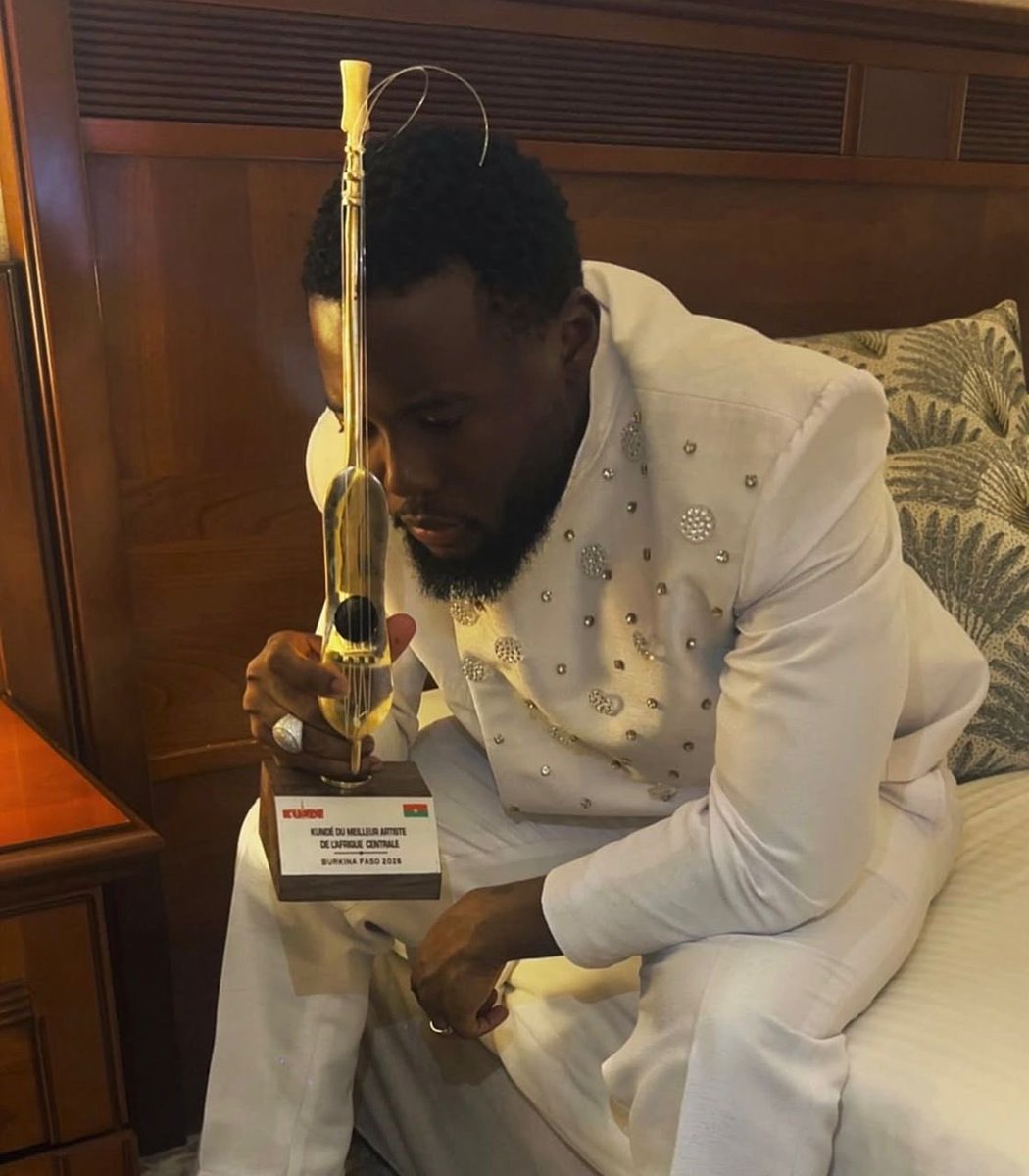 MbokoJam's tweet photo. @iamkocee_  élu MEILLEUR ARTISTE D’AFRIQUE CENTRALE.
Le Cameroun rayonne. Félicitations à lui. 🇨🇲🔥
#MbokoJam #Cameroun #KundeAwards #Hobam https://t.co/fINSHuB6Hj