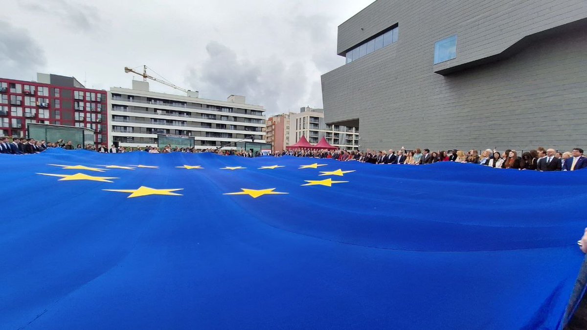 Junts_BCN's tweet photo. 🇪🇺 Participem en la celebració institucional del Dia d’Europa.

↔️ S’ha organitzat una setmana plena d’activitats per fomentar els valors europeus i a acostar les institucions i el projecte europeus a tota la ciutadania. https://t.co/sJ8z5i6hvP