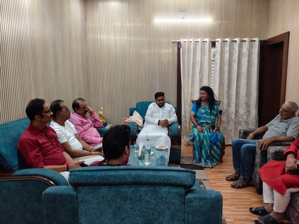 Archana4bjp's tweet photo. बोकारो आगमन पर परिसदन में भाई देवेश तिवारी जी से मिलना हुआ।
#Bokaro #jharkhand #BJP #DISHA #Dewesh https://t.co/lm9L2ZK60V