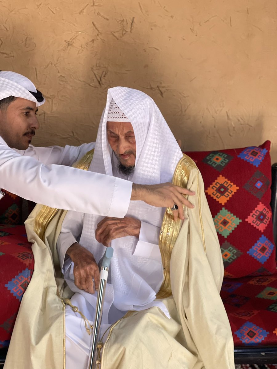 dwu33's tweet photo. قلت لأبوي سمران بن شهاب 'رحمه الله '
يبه سوالف الأولين والسوالف اللي جرت عليكم
الحين لو نقصها بعض الناس ما تصدقها
قال : يا وليدي من كبرها وعظمها ..!
——
فعلاً ،،
الصبر والتحمل والإيثار والكرم وعزة
النفس مع الجوع و القل والفقر ..
و الثقة الكاملة بالله تحصل المعجزات .
#محمد_الشهاب https://t.co/srD4KfFrJK