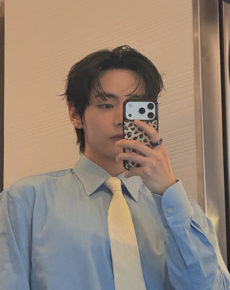 Pink09Purple's tweet photo. テテがインスタで共有していた、🇲🇽国立宮殿の壁画について思ったことを書いてみる。（また少し長くなります）  メキシコは国そのものがアートに包まれてるような国だけど、その中でも壁画文化はすごく象徴的で、テヒョンが数ある中からこの壁画の写真をシェアしてくれた事にすごく感動しました。

 さっきは宮殿の壁画だー、くらいに思ってたんだけど、改めて拡大してよく見たら、この絵にはメキシコの歩んできた歴史の全てみたいなものが描かれているじゃないか…‼︎
 アステカ文明、スペインによる征服、宗教支配や異端審問を思わせる描写、独立、革命、民衆の闘争…。

光と闇、正義と暴力、支配と抵抗、未来への希望みたいなものが全て存在してて、すごく圧倒されました。 
 個人的に面白いと思ったのが、壁画の中央にいる鷲！
 これは今のメキシコ国旗にも描かれている、建国神話の象徴に関係しているはず。

アステカ族が「サボテンの上で蛇をくわえた鷲がいる場所に都を築け」という神託を受けて、その光景を見つけた場所に築いた都がアステカ帝国の中心都市・テノチティトランであり、その都が後のメキシコシティとなるので、あの蛇をくわえた鷲はメキシコという国のルーツそのものを象徴してる存在🇲🇽

ただ、この壁画の鷲は、国旗みたいにわかりやすいサボテンの上の鷲として描かれているわけではなくて、植物や大地みたいなものと一体化して存在してるように感じたの。（私が気づいていないだけで、もっと象徴的なものが描かれているかもしれない）

周囲は戦争・革命・支配であれだけカオスなのに、その鷲だけは不思議なくらい静かで、中心で凛と佇んでいる印象。

だから私は、ただ神話を再現しているというより、どれだけ歴史が混沌としても存在し続けるメキシコという国の魂や力強さみたいなものを感じて、とても魅力的な絵だ
なと思ったんです✨
 
そんな壁画をテヒョンが特別なものとして感じたのか、写真に残して、みんなにシェアしてくれた事がすごく彼らしいなと思ったんだよね♡ 
壁画から感じた歴史の記憶、空気、そして魂みたいなものに惹かれたのかなって。 
 実際、私はメキシコの歴史や神話に対する熱がすっかり再燃してるし、こうして推しを通して文化や歴史に興味を持てるって、本当に素敵なことですね✨

他にこれから彼らは色々な地に行くけど、このような楽しみも与えてくれて、私はすごく嬉しく思うし感謝してます💜