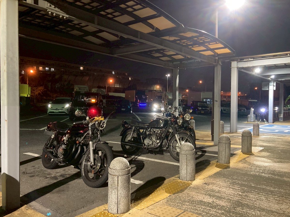 yamaguchi3153's tweet photo. GS550E
CB500Four
CB450
夜の圏央道気持ちがいい。
#KLAMPSTUDIO
#原型師
#GS550E
#CB450
#CB500 https://t.co/YK2ft8dxcq