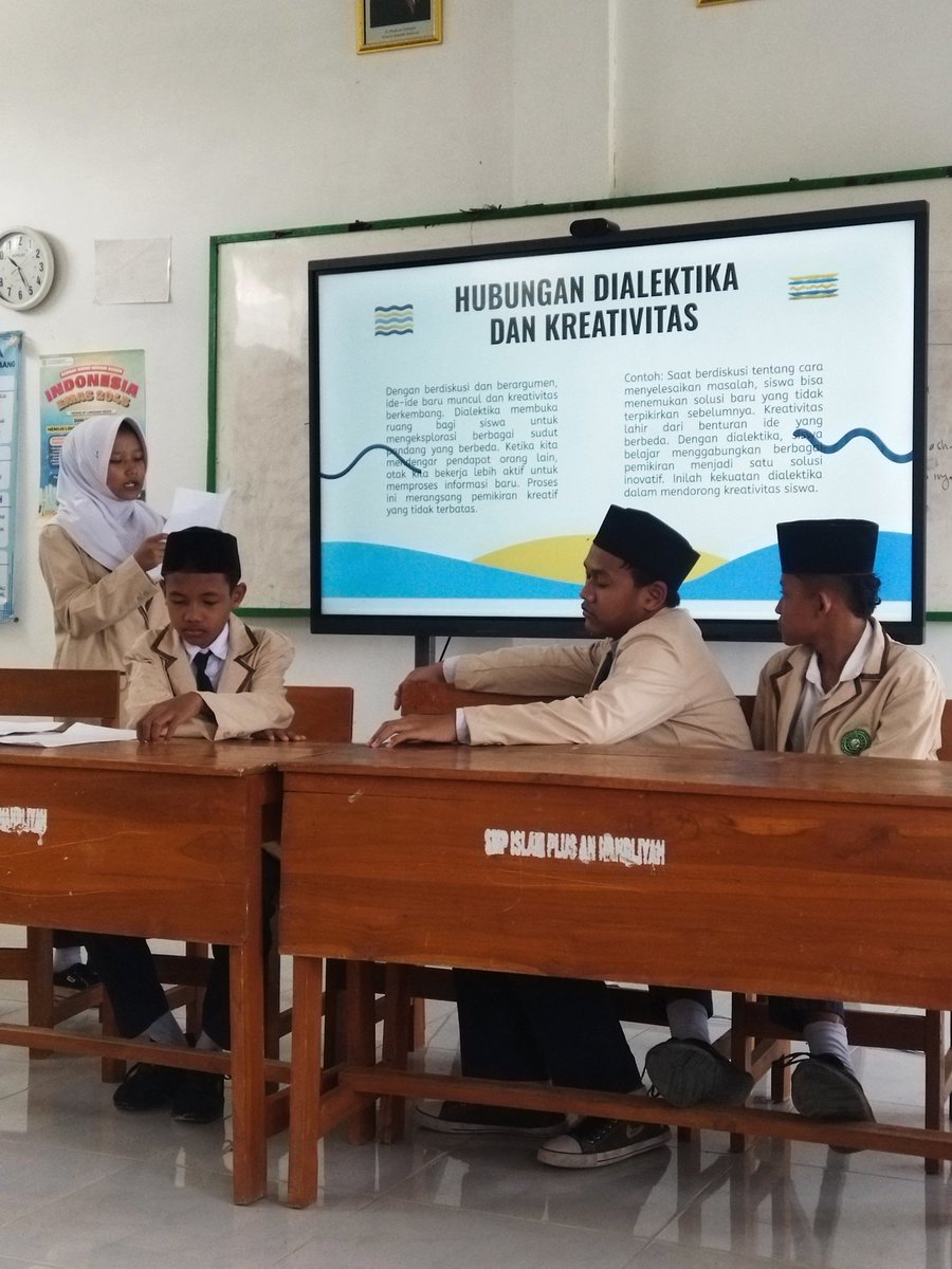 pak_dhe_must's tweet photo. Di SMP Islam Plus An Nahdliyah Gobang, IFP bukan cuma buat nyetel video😎. Tadi anak-anak sendiri yang demo koding E-Wing (Early Warning Fungus Infection Gokil) pakai IFP. Mereka koding untuk deteksi dini jamur bawang merah lewat data tanah pakai pictoblox. Presentasi juga menggunakan IFP, diajari membuat slide presentasi pakai aplikasi canva. Nah canvanya pakai akun https://t.co/YgGZAthLlN sehingga layaknya akun pro, bisa remove bg loh😂. Madilog hidup di sini, Pak.  Digitalisasi berhasil kalau manusia yang terlibat di dunia pendidikan punya semangat dulu. #GokilGobang