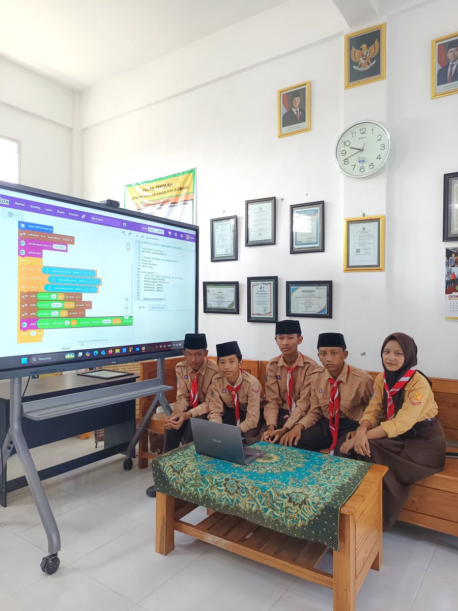 pak_dhe_must's tweet photo. Di SMP Islam Plus An Nahdliyah Gobang, IFP bukan cuma buat nyetel video😎. Tadi anak-anak sendiri yang demo koding E-Wing (Early Warning Fungus Infection Gokil) pakai IFP. Mereka koding untuk deteksi dini jamur bawang merah lewat data tanah pakai pictoblox. Presentasi juga menggunakan IFP, diajari membuat slide presentasi pakai aplikasi canva. Nah canvanya pakai akun https://t.co/YgGZAthLlN sehingga layaknya akun pro, bisa remove bg loh😂. Madilog hidup di sini, Pak.  Digitalisasi berhasil kalau manusia yang terlibat di dunia pendidikan punya semangat dulu. #GokilGobang