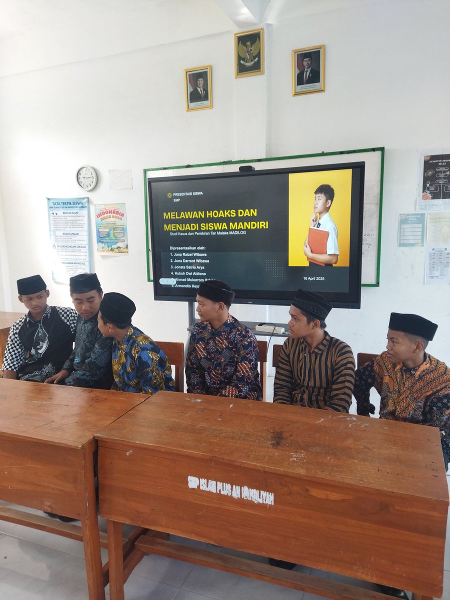 pak_dhe_must's tweet photo. Di SMP Islam Plus An Nahdliyah Gobang, IFP bukan cuma buat nyetel video😎. Tadi anak-anak sendiri yang demo koding E-Wing (Early Warning Fungus Infection Gokil) pakai IFP. Mereka koding untuk deteksi dini jamur bawang merah lewat data tanah pakai pictoblox. Presentasi juga menggunakan IFP, diajari membuat slide presentasi pakai aplikasi canva. Nah canvanya pakai akun https://t.co/YgGZAthLlN sehingga layaknya akun pro, bisa remove bg loh😂. Madilog hidup di sini, Pak.  Digitalisasi berhasil kalau manusia yang terlibat di dunia pendidikan punya semangat dulu. #GokilGobang