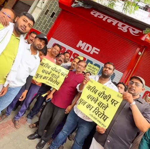 KanpuriyaFeed's tweet photo. ये वही व्यापारी संगठन हैं जिन्होंने वर्षों तक न बाजारों की व्यवस्था सुधारी,
न पार्किंग, न सफाई, न सार्वजनिक शौचालयों की चिंता की।
आज भी हालत ये है कि कई बाजारों में फुटपाथ तक गायब हैं,
दुकानों का अतिक्रमण सड़क तक फैला हुआ है,
जिसका खामियाजा रोज़ आ�� जनता जाम, गंदगी और अव्यवस्था के रूप में भुगतती है।
लेकिन जैसे ही शहर को जाम से राहत देने या इंफ्रास्ट्रक्चर सुधारने की कोई योजना आती है,
सबसे आगे विरोध में वही लोग खड़े हो जाते हैं जिन्होंने सालों तक अव्यवस्था को बढ़ावा दिया।
कानपुर को विकास चाहिए या हमेशा के लिए अतिक्रमण और जाम का बंधक बने रहना है 
अब ये तय शहर को करना होगा। 🚧
#Kanpur
