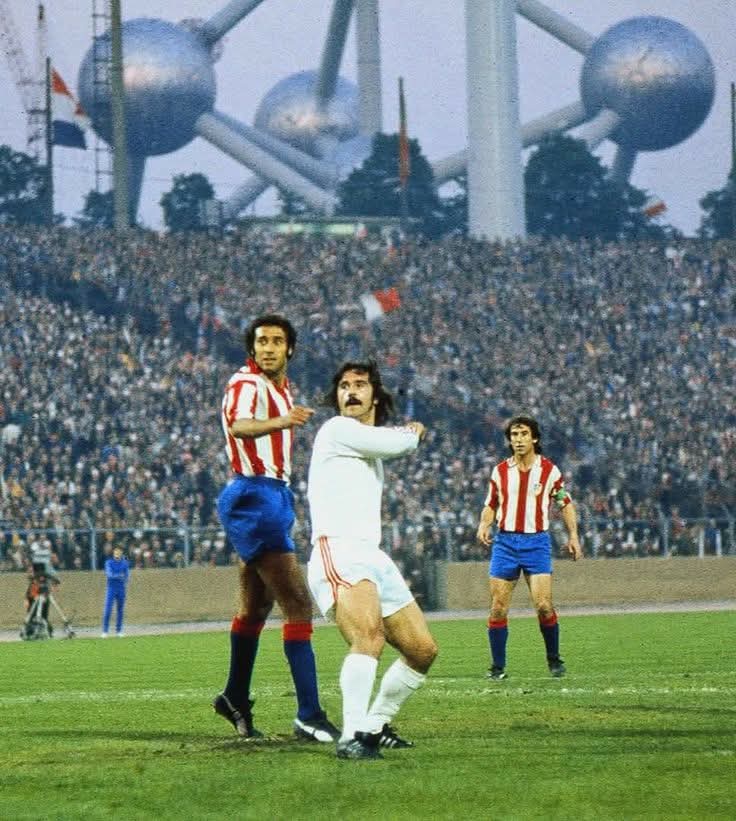 Final de la Copa de Europa de 1974, entre el Bayern  Munich y el Atlético de Madrid.
Eusebio, Gerd Müller y Adelardo.