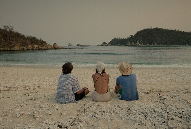 sinemayazari's tweet photo. Tabii isteyen istediği yerden izler ama Netflix’in dilini İngilizce’ye ayarlarsanız 2000’li yılların en iyi filmlerinden ve Yeni Meksika sinemasının ilk büyük örneklerinden olan Alfonso Cuarón imzalı Y tu mamá también’in (Ananı da!, 2001) sansürsüz bir versiyonunu izleyebilirsiniz.
Venedik’te En İyi Senaryo ödülü kazanmış, En İyi Senaryo dalında hem BAFTA hem de Oscar adaylığı elde etmiş benzersiz bir filmdir.

Bu çarpıcı filmin Türkçe alt yazısının çevrilip mevcut hâliyle yayınlanması mümkün görünmüyor. Sonuçta “kırmızı noktalı” (18+) bir film.

Y tu mamá también’i Jules et Jim’le (1962) kıyasladığım, dış-ses’le yarattığı Samuel Beckett’çı etkiyi vurguladığım yazım maalesef bugün kayıp statüsünde.
Ama şu kadarını söyleyeyim,
Y tu mamá también sadece gençlerin cinselliği keşfettiği müstehcen bir büyüme hikâyesi değil, aynı zamanda bir ülkenin sosyo-ekonomik kılcallarına sınıf bilinciyle nüfuz eden, hemen her sahnesi ölüm, ayrılık, ihanet ya da düş kırıklığı içeren yenilikçi bir yol filmi.