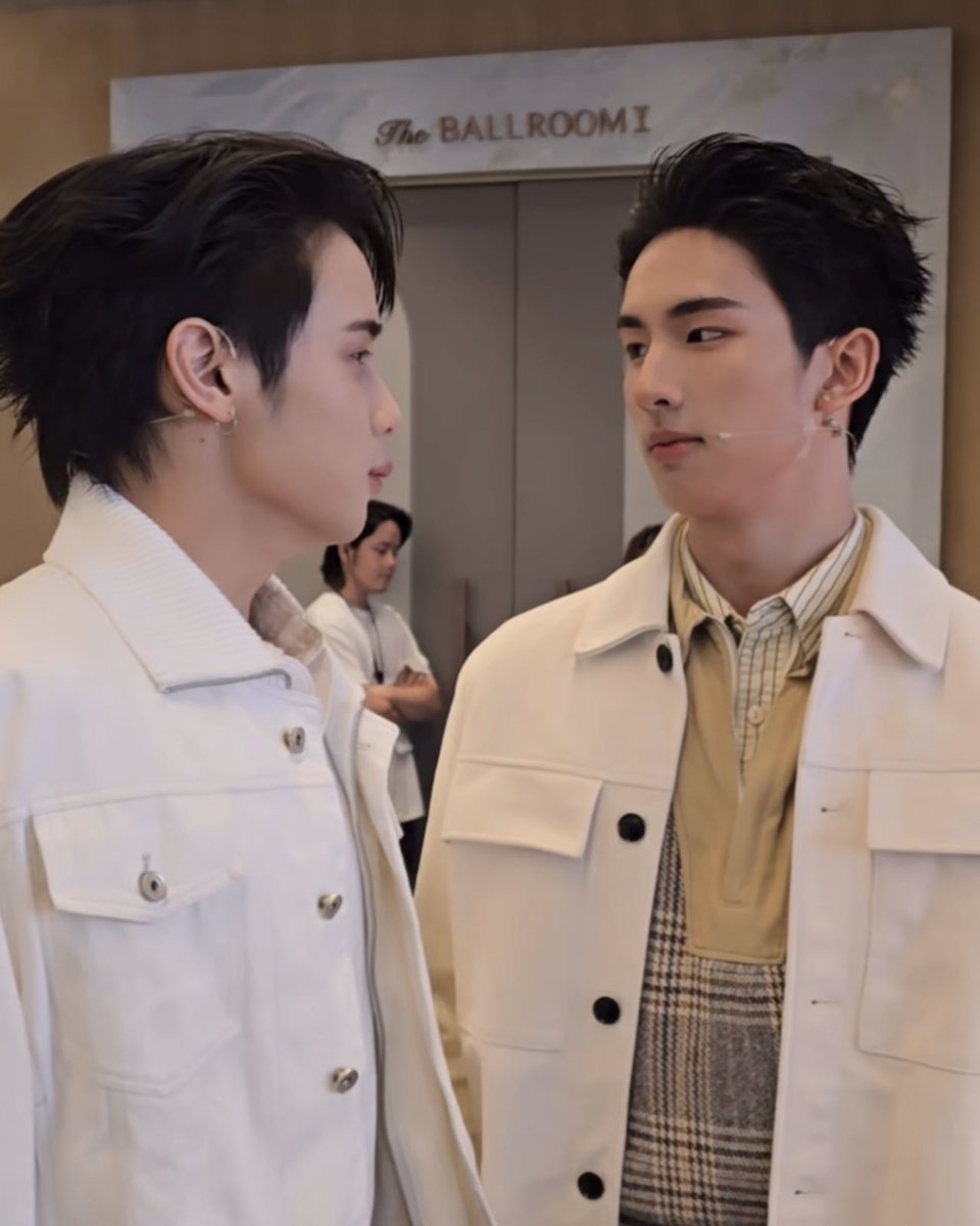 swenjv's tweet photo. Surf looking at java with his yearning eyes this lover boy 😭 he can never hide it he's so downbad for him
#KerastaseThailand #GlossAbsoluTH
#SurfJavaxKerastase
#Surfjava #swensurf #javabh https://t.co/LvezgToHue