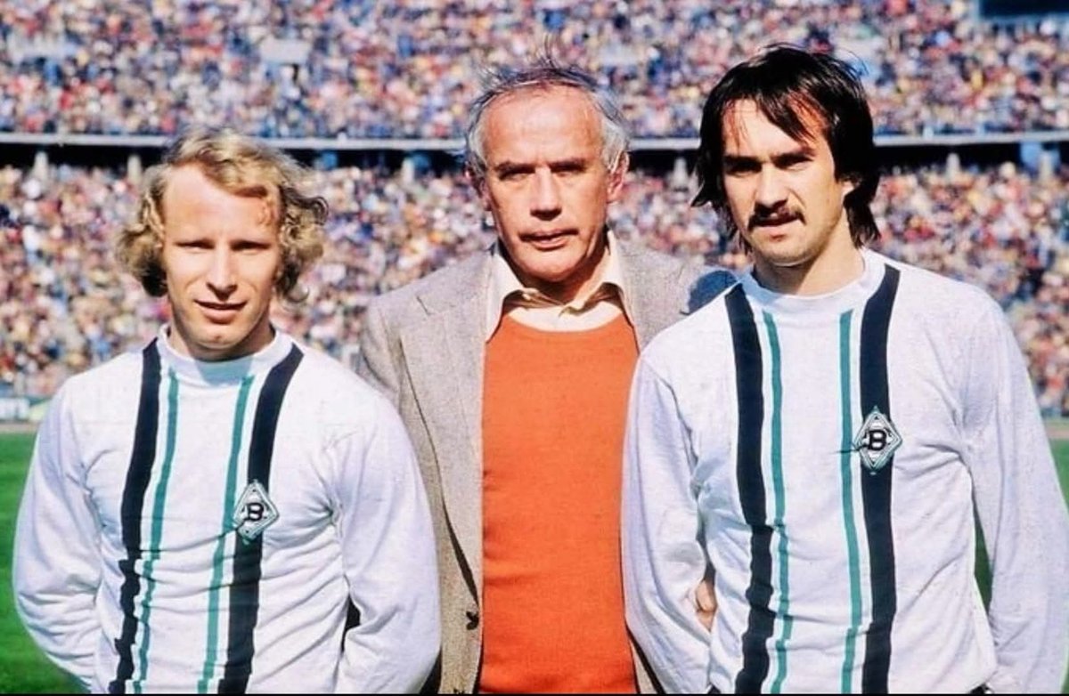 Berti Vogs, Hennes Weisweiler y y Uli Stielike, en el Borrusia Möchengladbach en 1974.