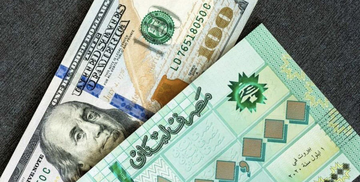 Mouniryouniss's tweet photo. 📌بدافع الخشية المفرطة من أي اهتزاز في سعر صرف الليرة، ذهب مصرف لبنان إلى تشديد غير مسبوق على حجم الكتلة النقدية المتداولة بالليرة، إلى حدّ يكاد معه السوق يخلو من السيولة بالعملة المحلية.

📌هذا الشحّ الحاد دفع الجهات التي تحتاج إلى الليرة إلى اللجوء للاستدانة بأسعار فائدة مرتفعة جداً، فيما قفزت فائدة «الإنتربنك» أمس إلى نحو 120٪.

📌نحن عملياً أمام وضع غير طبيعي: اقتصاد مدولر بنسبة تفوق 90٪، فيما أصبحت الكلفة على النسبة المتبقية المتداولة بالليرة مرتفعة بشكل هائل، إلى درجة باتت معها الليرة نفسها سلعة نادرة وباهظة الثمن، علماً أن قلة قليلة فقط ما زالت تستعملها.