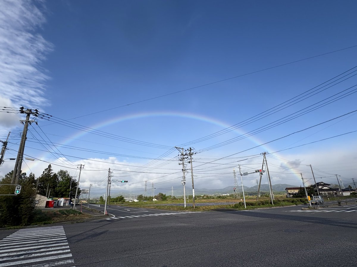 okitsushima_'s tweet photo. 朝6時　🚶
西の空に大きな虹🌈

#虹　#空ネット https://t.co/HlJrrXfbVs