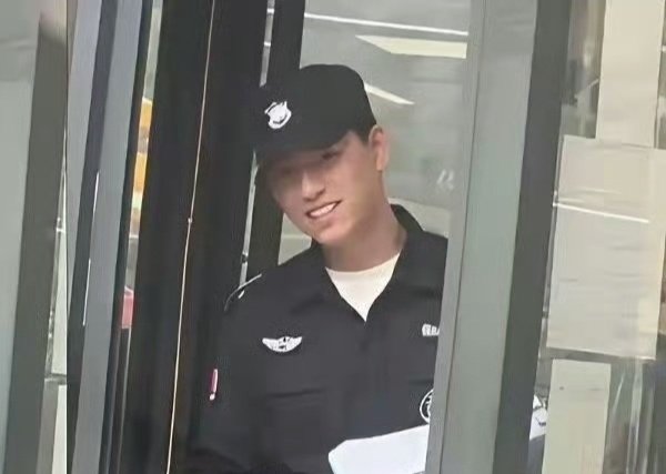 上海汤臣一品的保安，现在保安也卡颜么？？ https://t.co/nZ9vW6L3sh