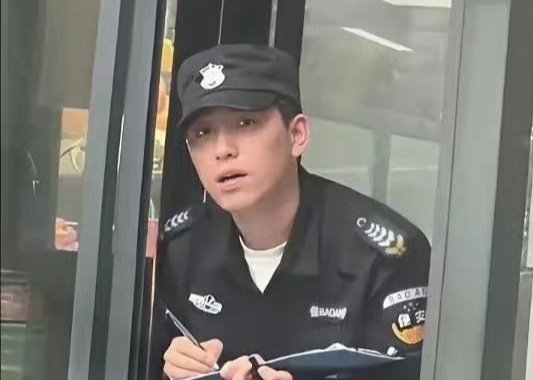 上海汤臣一品的保安，现在保安也卡颜么？？ https://t.co/nZ9vW6L3sh