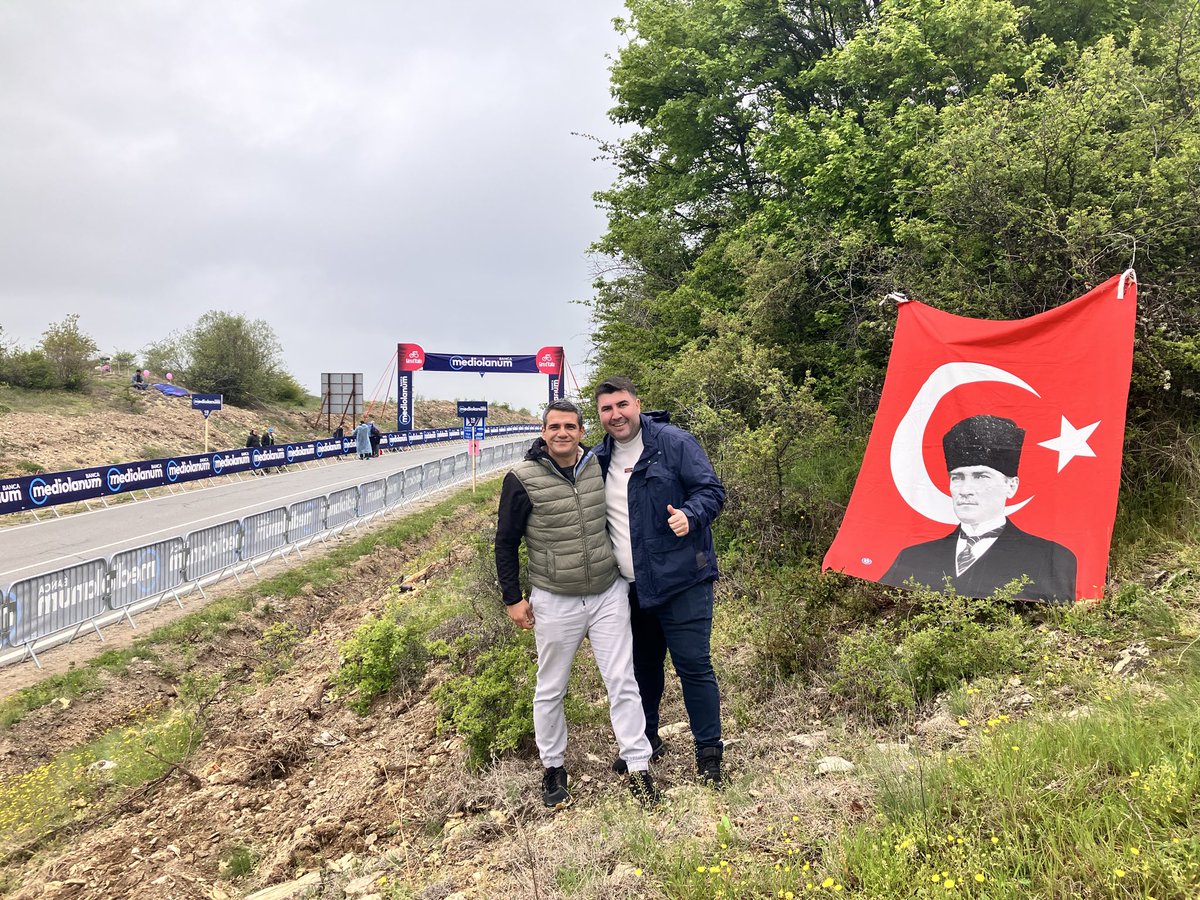 nejatak's tweet photo. Giro D’Italia stage 2 yerimizi aldık. @sarpergunsal @berkemceylan @canereler @giroditalia #GirodItaliaᴿᴾ  @erdempale https://t.co/i5i4DngxpA