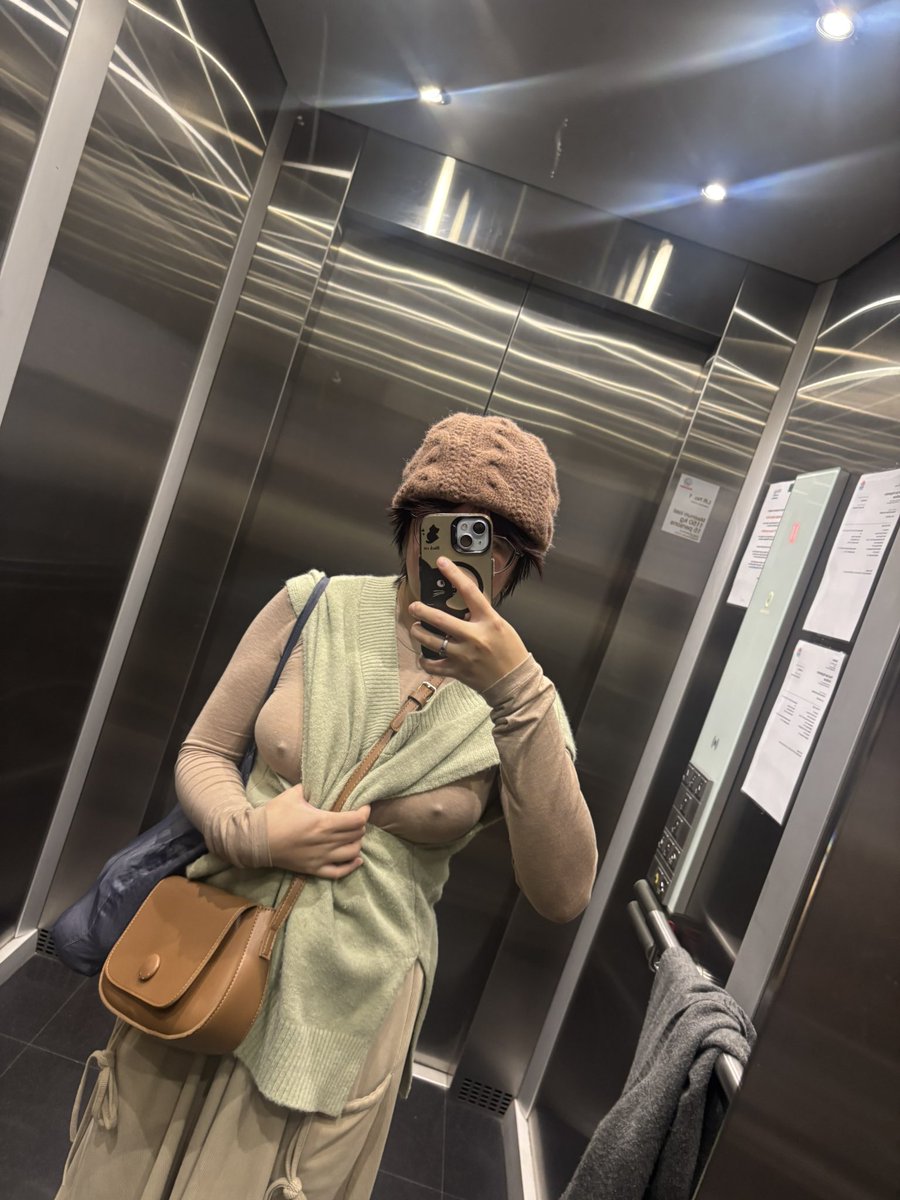 mos_ink's tweet photo. 出門穿新衣服就是要拍色色照才行
最喜歡在沒人的電梯裡
只有自己的更衣間裡
還有人很多的公車上拍色色照了 https://t.co/bSf4lHz9Tu