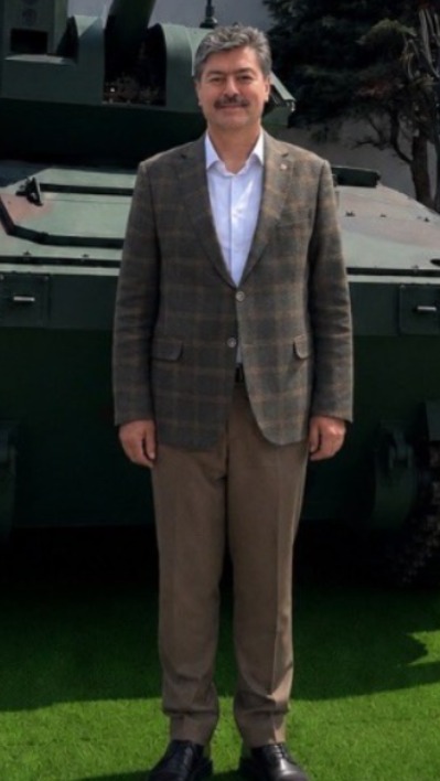 HaberReport's tweet photo. Sahte diplomalıdan sahte fotoğraf! 

AK Parti internet sitesinden sahte Balkan Üniversitesi diplomasını kaldırmak ile gündeme gelen AK Parti Kırşehir Milletvekili Necmettin Erkan'ın SAHA EXPO'ya dair paylaştığı fotoğrafların yapay zeka olduğu ortaya çıktı. 

Erkan’ın vücut duruşunun ve bakış açısının tüm mekanlarda birebir aynı olması, dijital düzenleme tekniklerinin kullanıldığını somutlaştırdı.